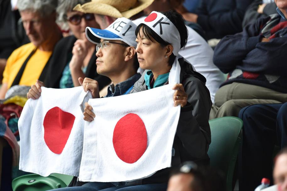 Tifosi giapponesi fan di Kei Nishikori in campo contro lo svizzero Stan Wawrinka (Epa)